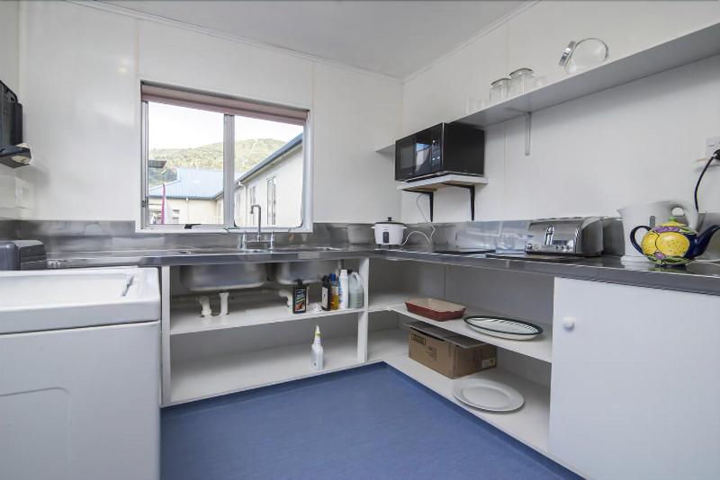 هتل Piwaka Lodge And Backpackers