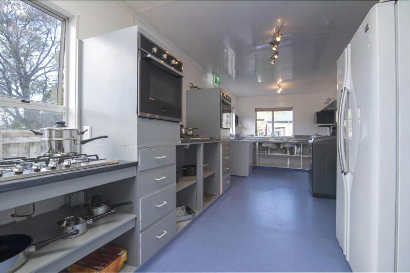 هتل Piwaka Lodge And Backpackers