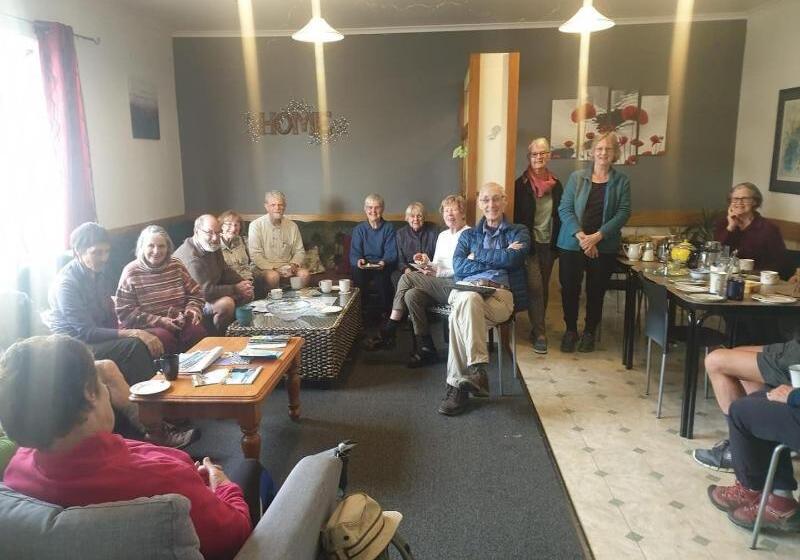 هتل Piwaka Lodge And Backpackers