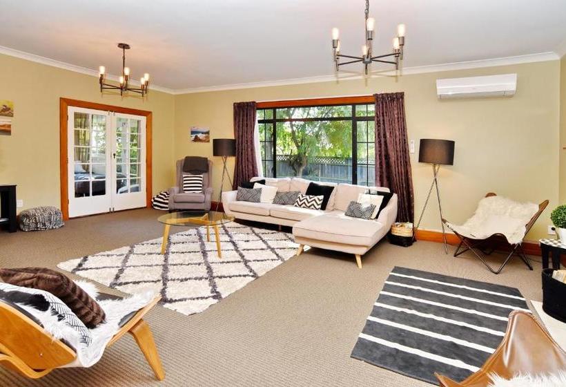 هتل Racecourse Villa - Christchurch Holiday Homes