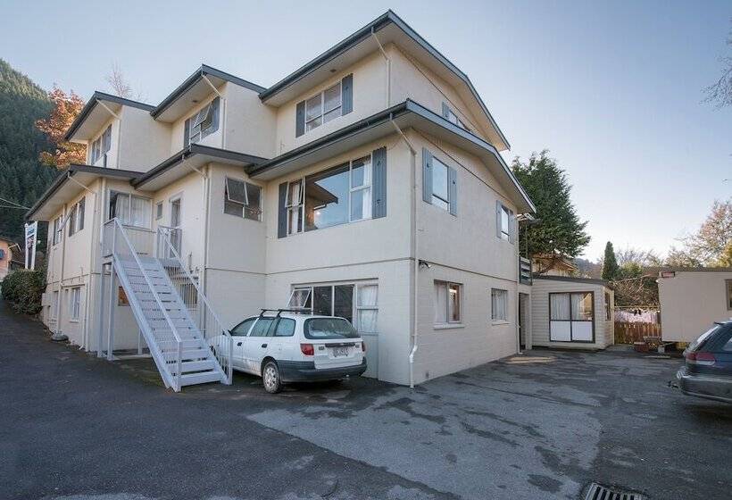 Отель The Flaming Kiwi Backpackers