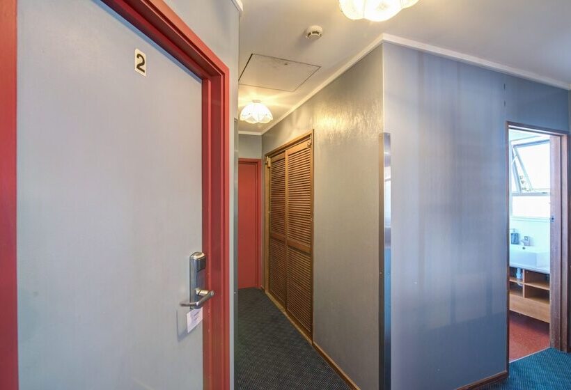 Отель The Flaming Kiwi Backpackers