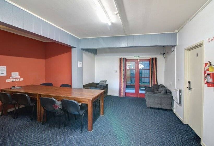 Отель The Flaming Kiwi Backpackers