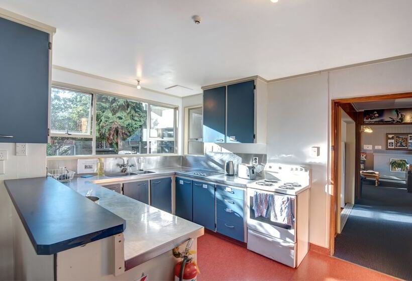 Отель The Flaming Kiwi Backpackers