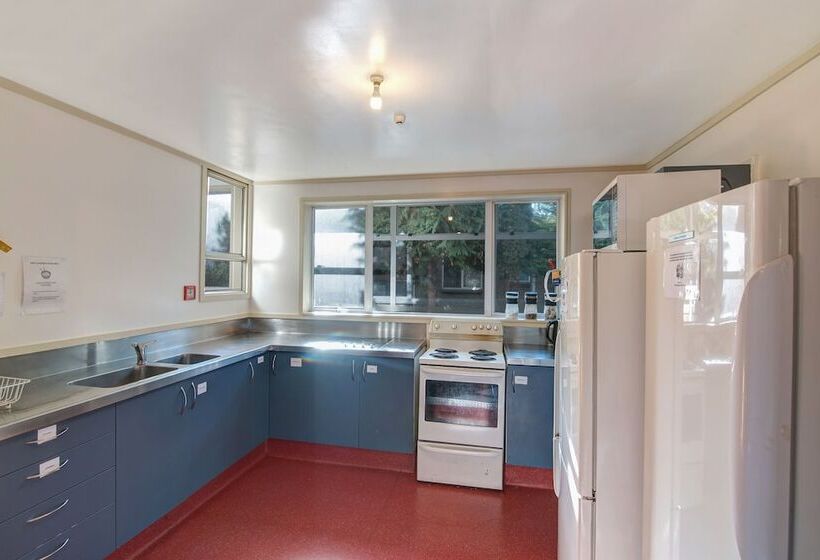 Отель The Flaming Kiwi Backpackers