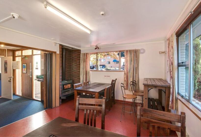 Отель The Flaming Kiwi Backpackers