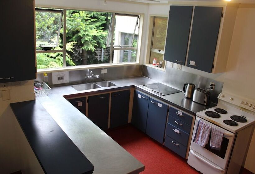 Отель The Flaming Kiwi Backpackers