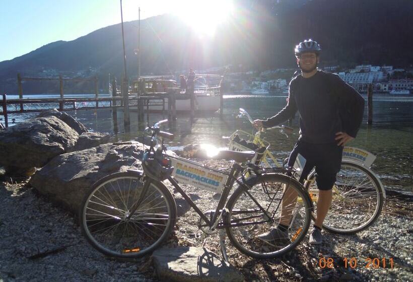 Отель The Flaming Kiwi Backpackers