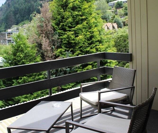 Отель The Flaming Kiwi Backpackers