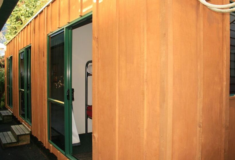 Отель The Flaming Kiwi Backpackers