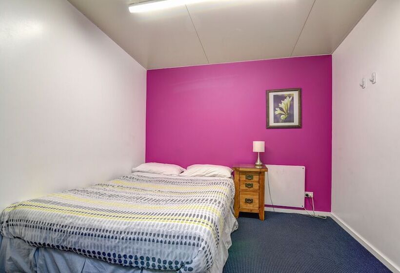 Отель The Flaming Kiwi Backpackers