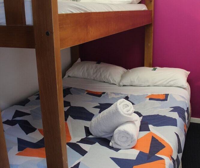 Отель The Flaming Kiwi Backpackers