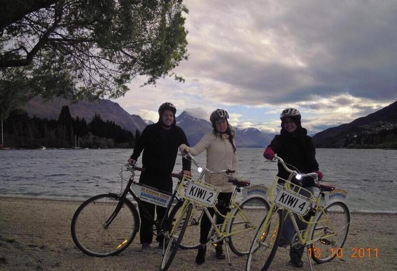 Отель The Flaming Kiwi Backpackers