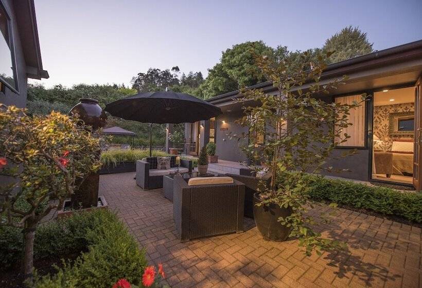 Отель The Flying Trout Boutique Lodge