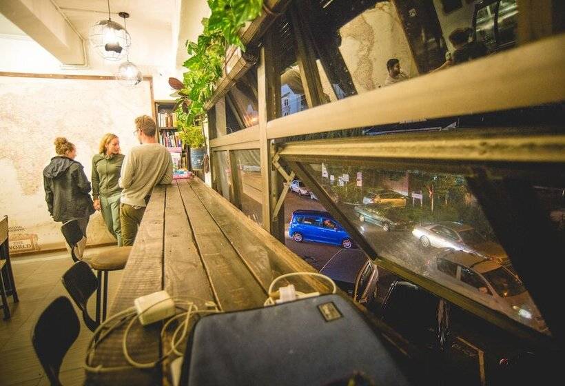 בית מלון כפרי Traveller Bunker Hostel 1