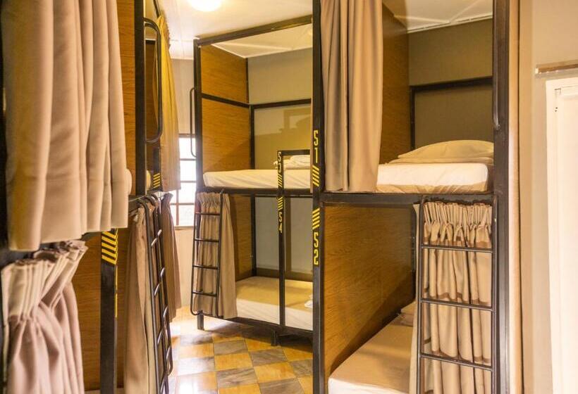 בית מלון כפרי Traveller Bunker Hostel 1