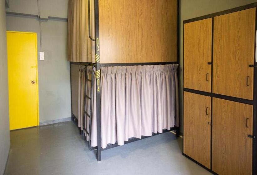 בית מלון כפרי Traveller Bunker Hostel 1