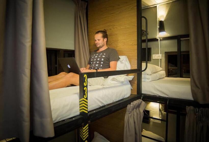 בית מלון כפרי Traveller Bunker Hostel 1