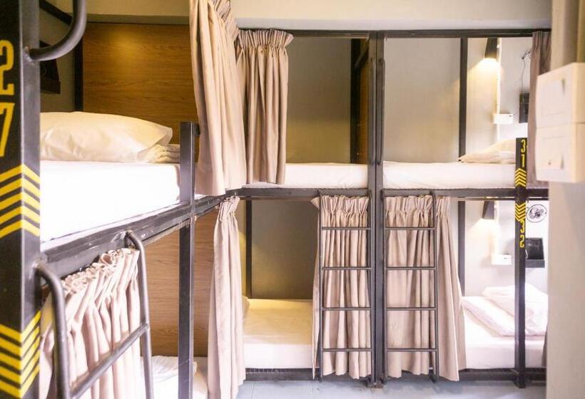 בית מלון כפרי Traveller Bunker Hostel 1