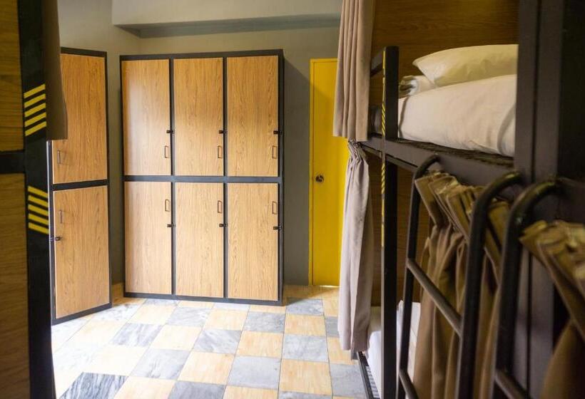 בית מלון כפרי Traveller Bunker Hostel 1