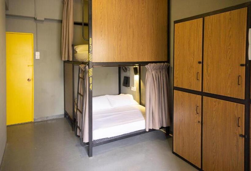 בית מלון כפרי Traveller Bunker Hostel 1