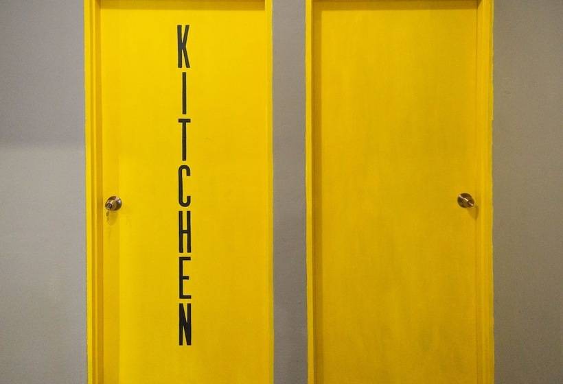 בית מלון כפרי Traveller Bunker Hostel 1