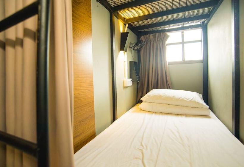 בית מלון כפרי Traveller Bunker Hostel 1