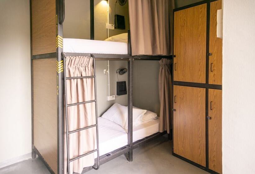 בית מלון כפרי Traveller Bunker Hostel 1