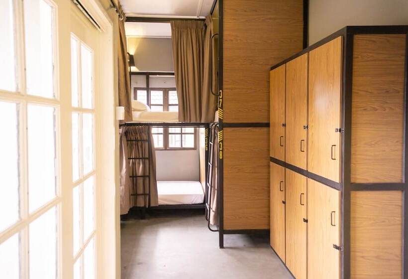 בית מלון כפרי Traveller Bunker Hostel 1