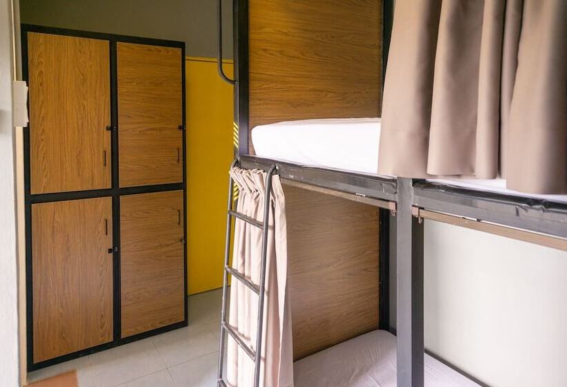 בית מלון כפרי Traveller Bunker Hostel 1