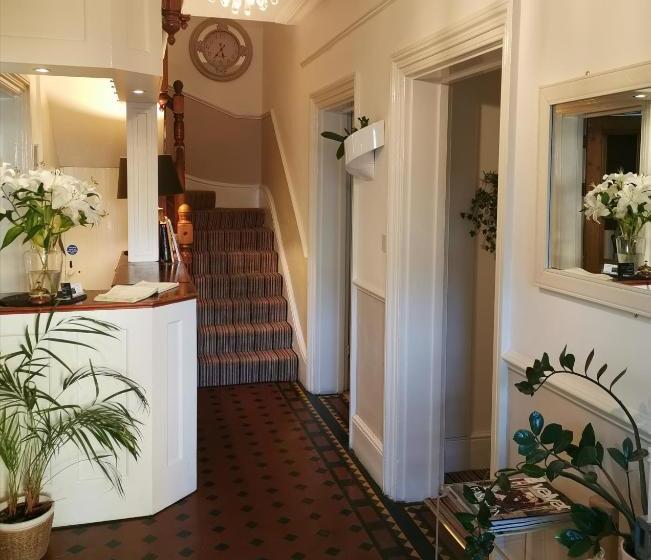 Отель A & B Guest House Cambridge Ltd