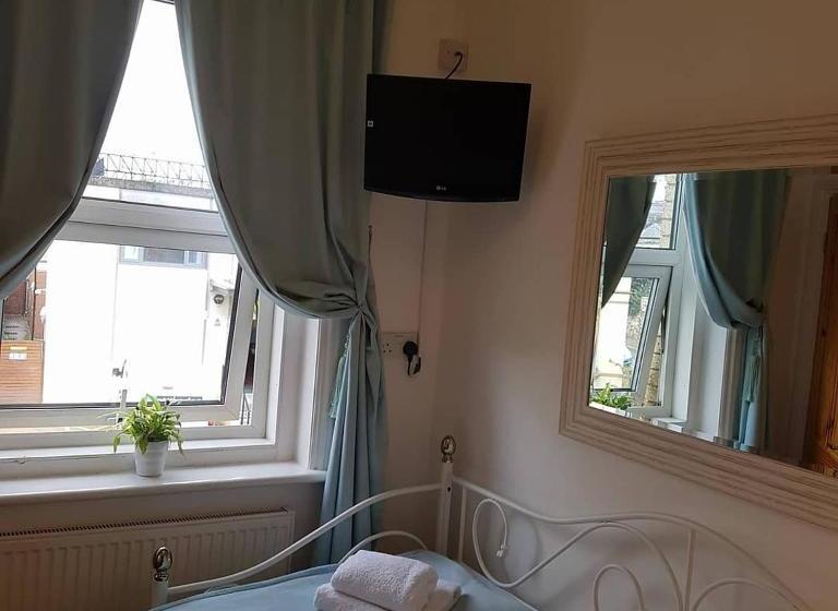 Отель A & B Guest House Cambridge Ltd