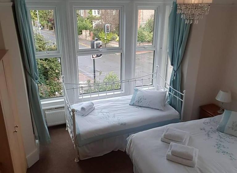 Отель A & B Guest House Cambridge Ltd