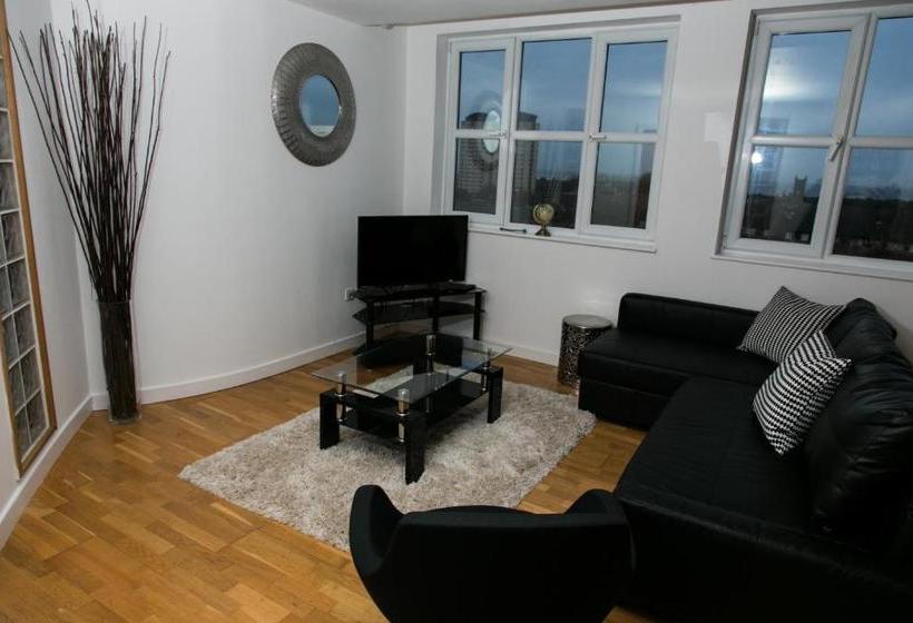 Отель Alexander Apartments Villiers