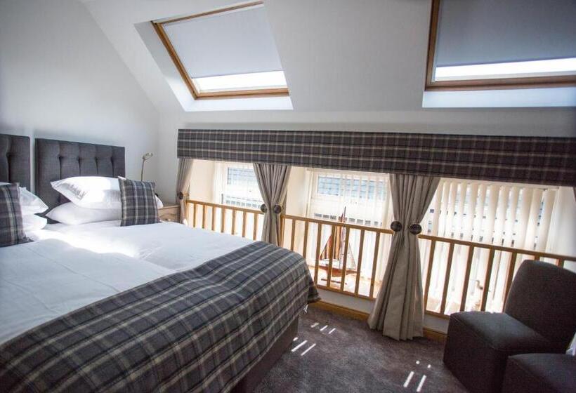 Отель By The Bay