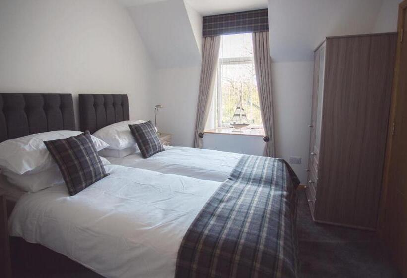 Отель By The Bay