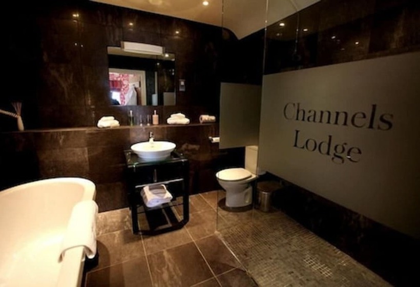 בית מלון כפרי Channels