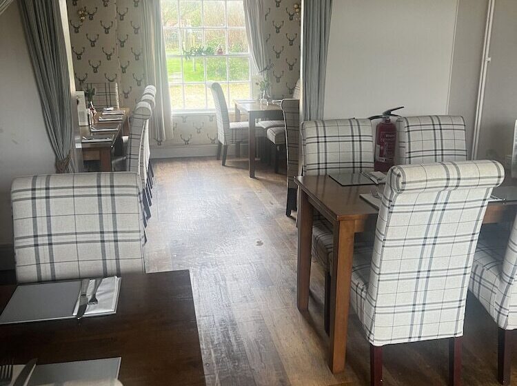 Отель Coach And Horses Inn