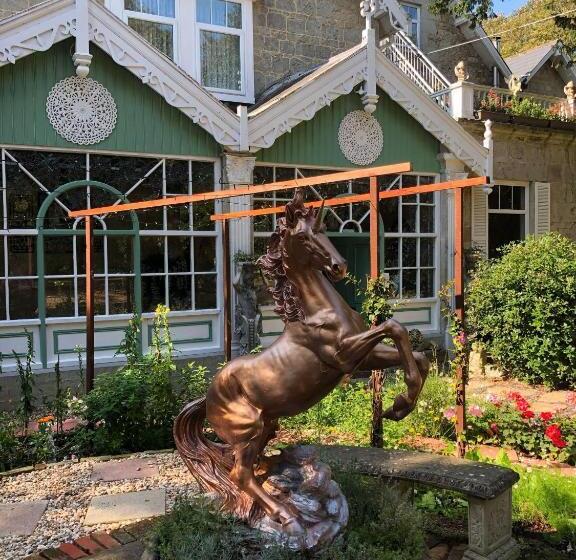 فندق Enchanted Manor