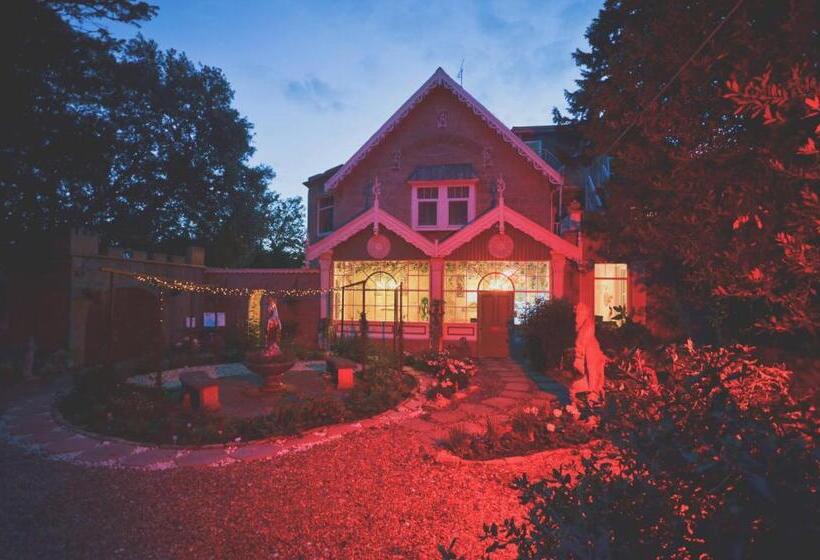 فندق Enchanted Manor