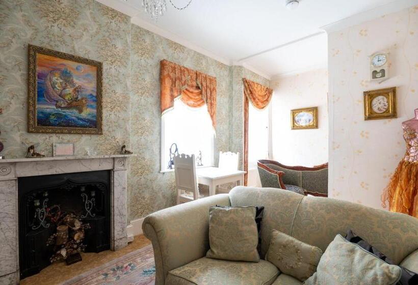 فندق Enchanted Manor