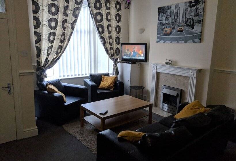 فندق 4 Bedroom House At Fern Lodge Preston Serviced Accommodation   Free Wifi & Parking