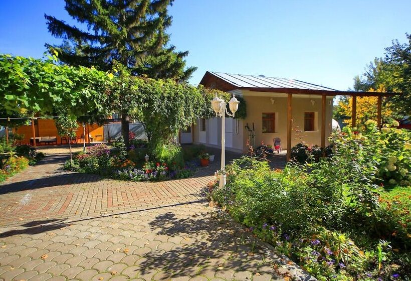 호텔 Guesthouse On Kyzyl Armeyskaya