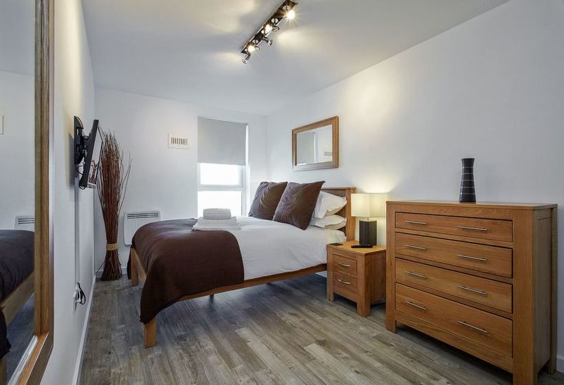 בית מלון כפרי New Central Woking