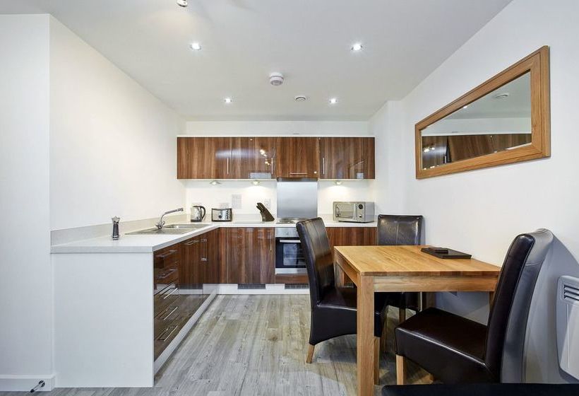 בית מלון כפרי New Central Woking