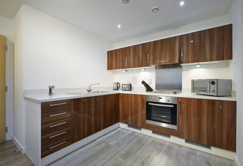 בית מלון כפרי New Central Woking