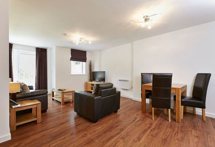 בית מלון כפרי New Central Woking