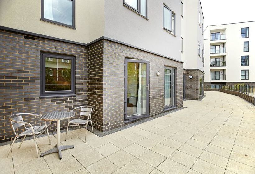 בית מלון כפרי New Central Woking