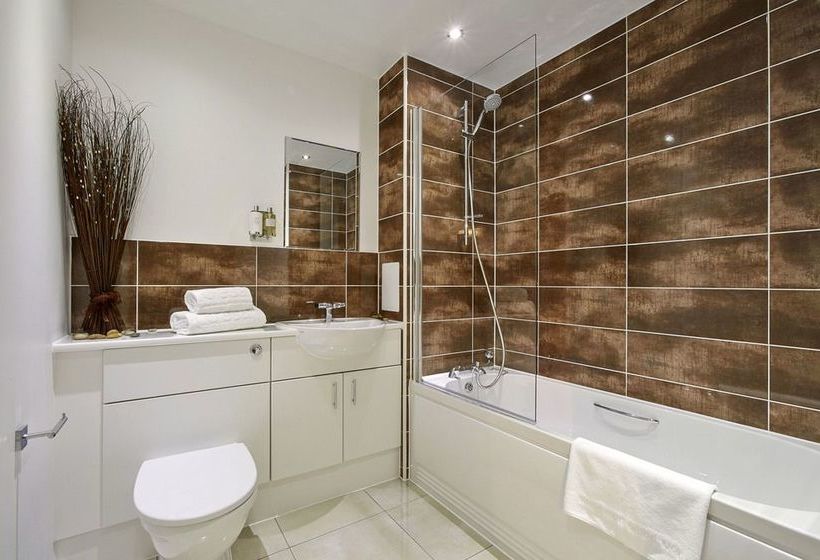 בית מלון כפרי New Central Woking