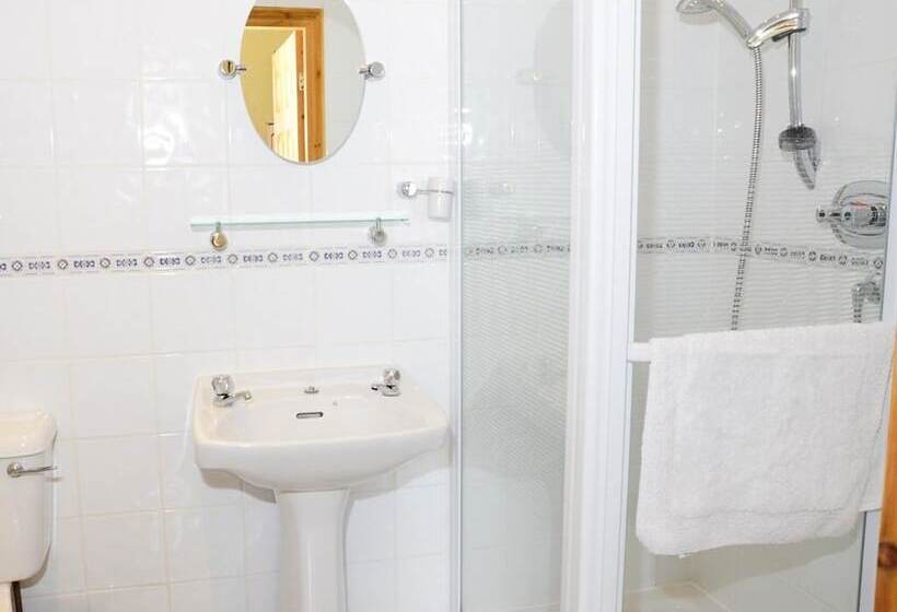 בית מלון כפרי Pinewood House